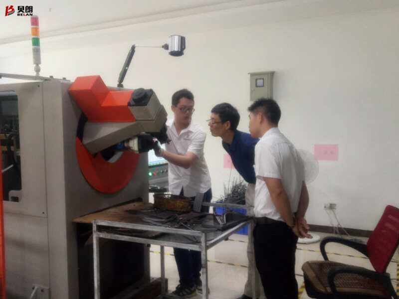 佛山客戶來貝朗看不銹鋼成型機，現(xiàn)場打樣談合作